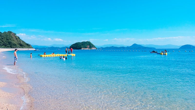 姫ヶ浜の浜辺と瀬戸内の海