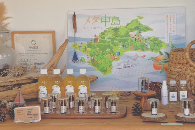 メタ中島のマップとアロマ商品が並ぶ棚