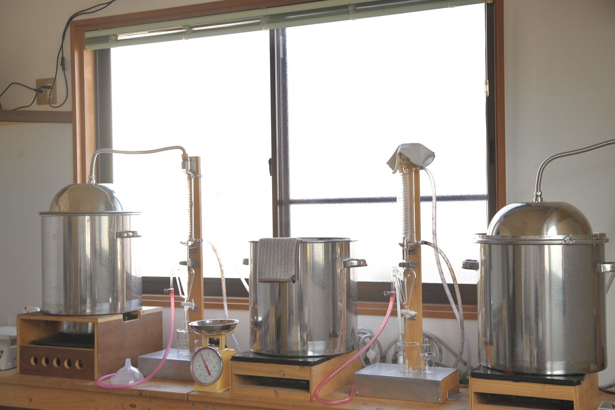 窓辺に並ぶ、くつなのアロマ蒸留所の蒸留器