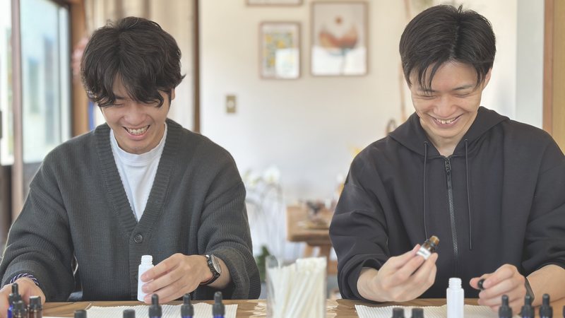 エッセンシャルオイルを選んでアロマスプレーを作る様子