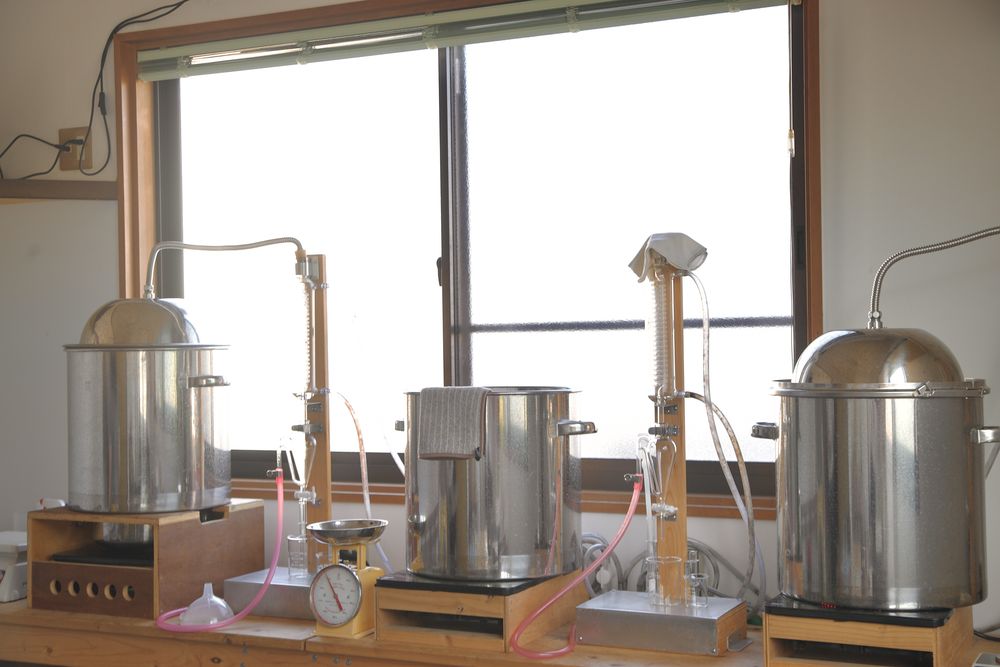 島とみかんの蒸留所に並ぶ蒸留器